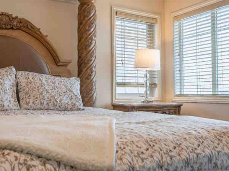 2500 Sq House In Springbank Hill Bl 261818 Villa YYC Exteriör bild