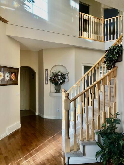 2500 Sq House In Springbank Hill Bl 261818 Villa YYC Exteriör bild
