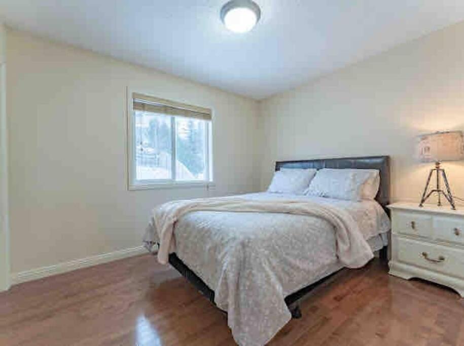 2500 Sq House In Springbank Hill Bl 261818 Villa YYC Exteriör bild
