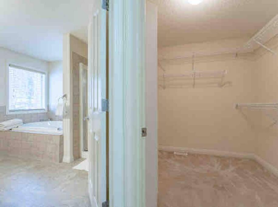 2500 Sq House In Springbank Hill Bl 261818 Villa YYC Exteriör bild