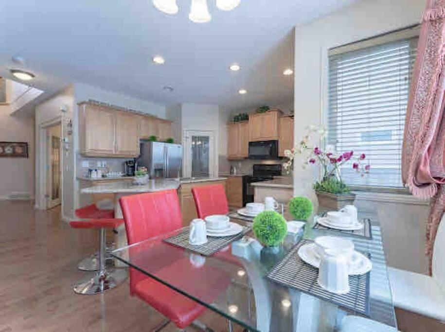 2500 Sq House In Springbank Hill Bl 261818 Villa YYC Exteriör bild