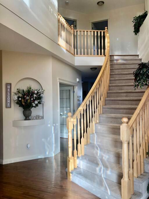 2500 Sq House In Springbank Hill Bl 261818 Villa YYC Exteriör bild