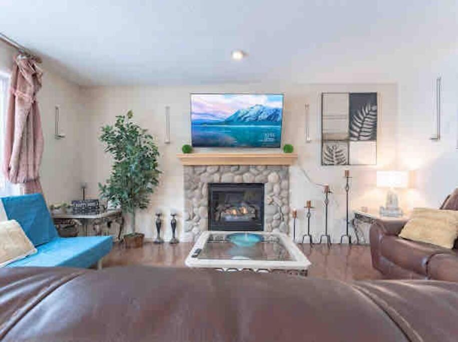 2500 Sq House In Springbank Hill Bl 261818 Villa YYC Exteriör bild