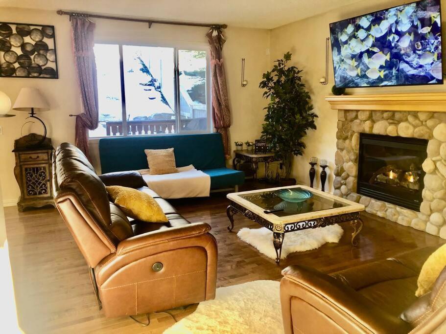 2500 Sq House In Springbank Hill Bl 261818 Villa YYC Exteriör bild