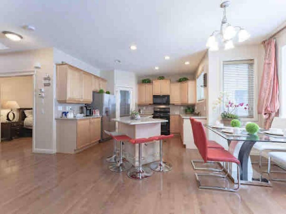 2500 Sq House In Springbank Hill Bl 261818 Villa YYC Exteriör bild
