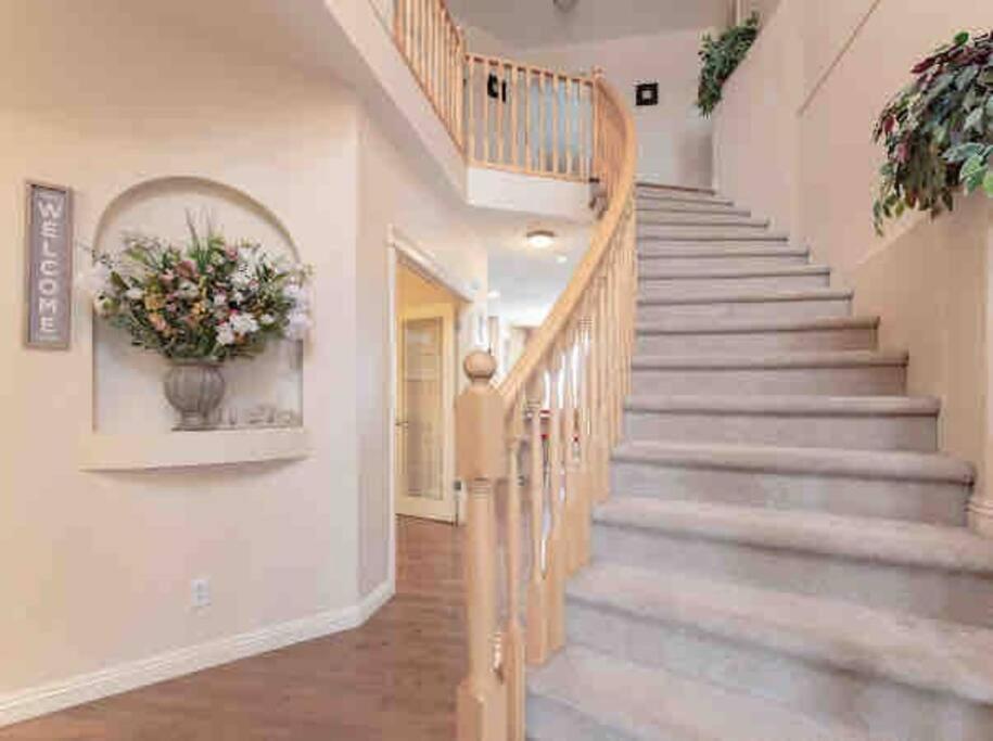 2500 Sq House In Springbank Hill Bl 261818 Villa YYC Exteriör bild
