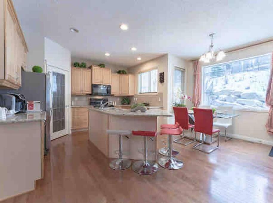 2500 Sq House In Springbank Hill Bl 261818 Villa YYC Exteriör bild