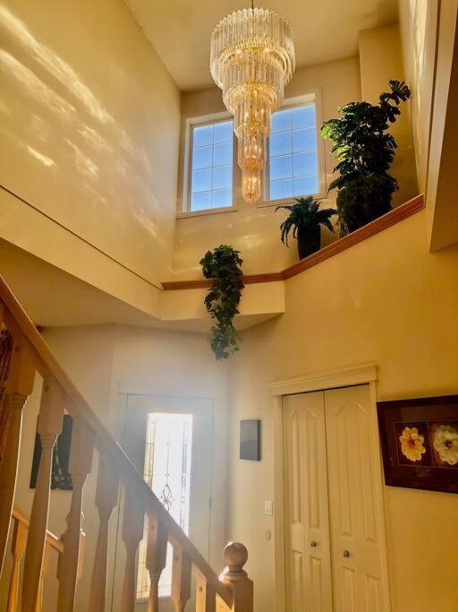 2500 Sq House In Springbank Hill Bl 261818 Villa YYC Exteriör bild