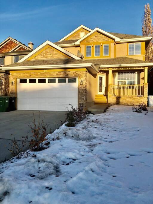 2500 Sq House In Springbank Hill Bl 261818 Villa YYC Exteriör bild