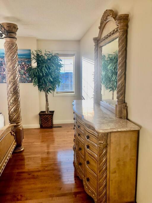 2500 Sq House In Springbank Hill Bl 261818 Villa YYC Exteriör bild