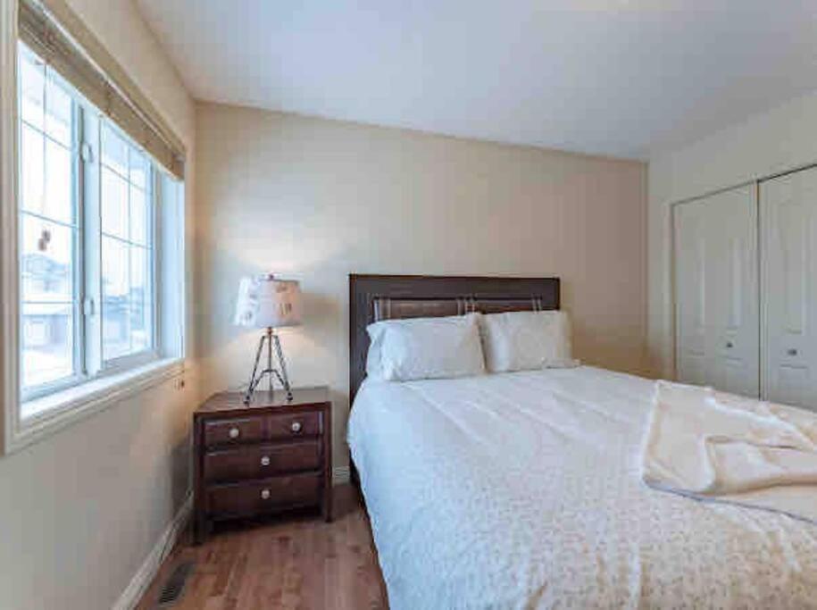 2500 Sq House In Springbank Hill Bl 261818 Villa YYC Exteriör bild