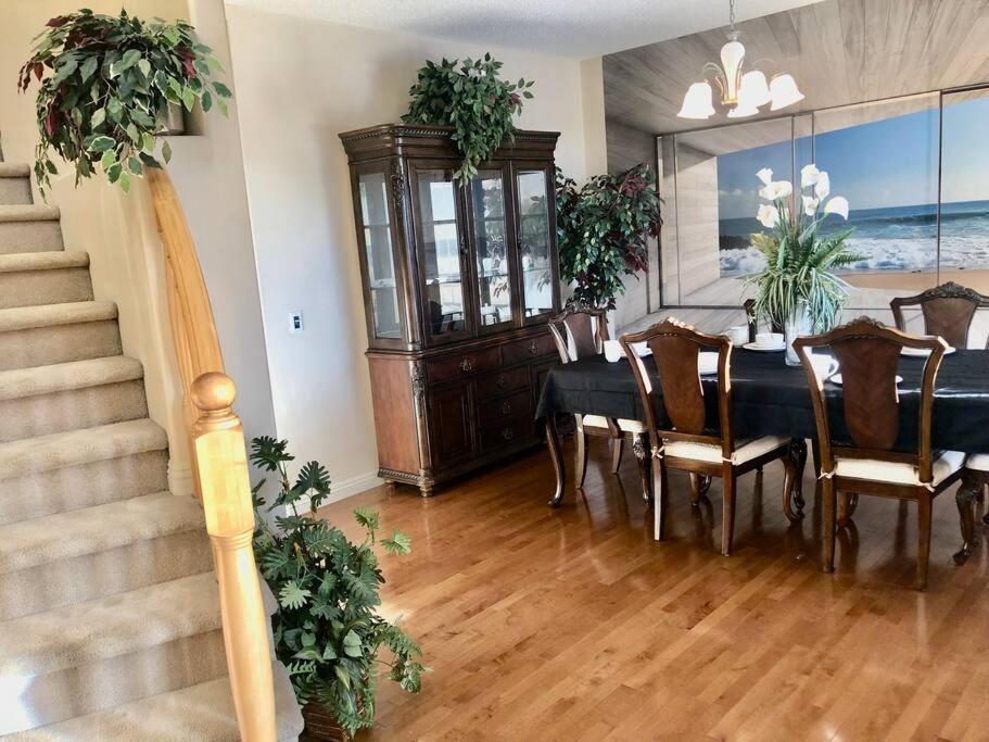 2500 Sq House In Springbank Hill Bl 261818 Villa YYC Exteriör bild