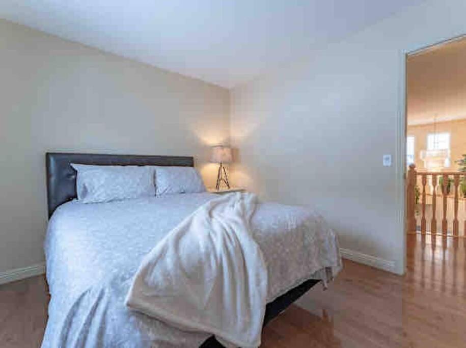 2500 Sq House In Springbank Hill Bl 261818 Villa YYC Exteriör bild