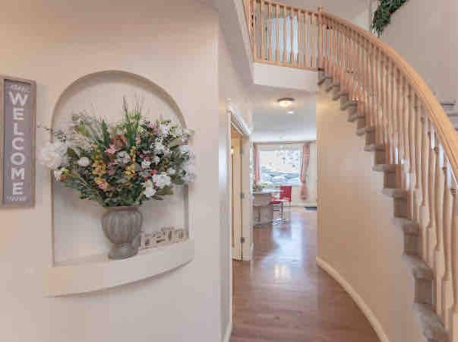 2500 Sq House In Springbank Hill Bl 261818 Villa YYC Exteriör bild