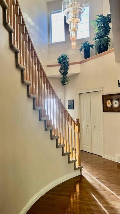 2500 Sq House In Springbank Hill Bl 261818 Villa YYC Exteriör bild