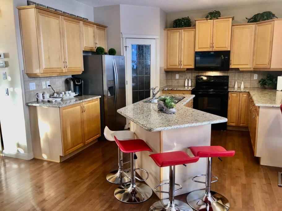 2500 Sq House In Springbank Hill Bl 261818 Villa YYC Exteriör bild