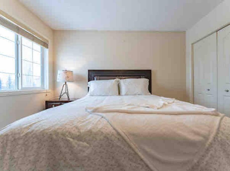 2500 Sq House In Springbank Hill Bl 261818 Villa YYC Exteriör bild