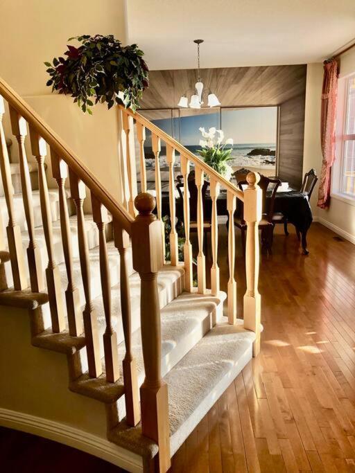 2500 Sq House In Springbank Hill Bl 261818 Villa YYC Exteriör bild