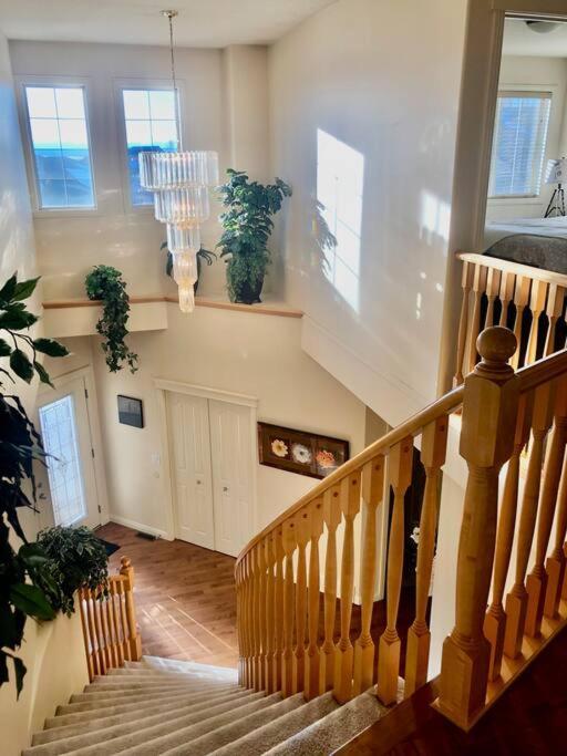 2500 Sq House In Springbank Hill Bl 261818 Villa YYC Exteriör bild