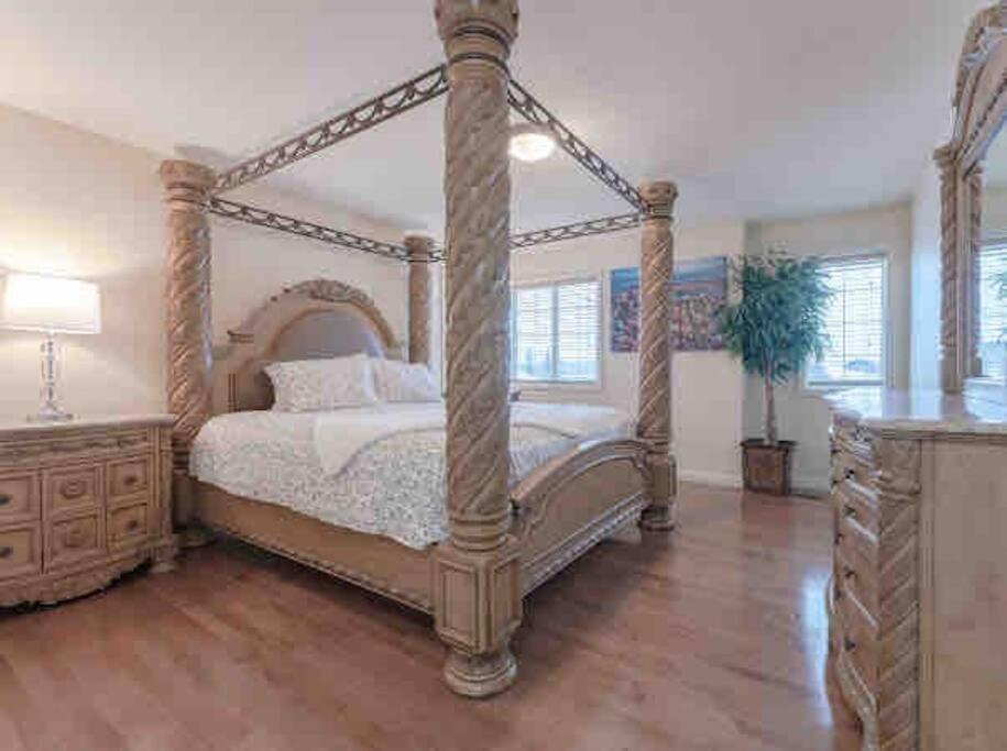 2500 Sq House In Springbank Hill Bl 261818 Villa YYC Exteriör bild
