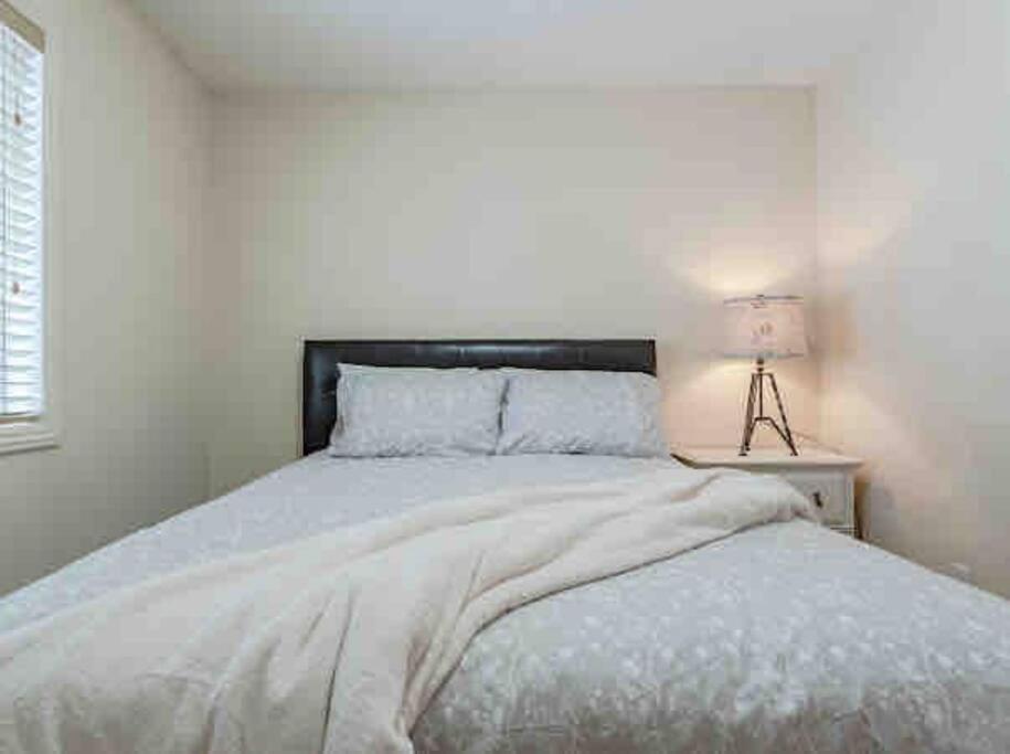 2500 Sq House In Springbank Hill Bl 261818 Villa YYC Exteriör bild