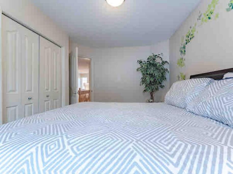 2500 Sq House In Springbank Hill Bl 261818 Villa YYC Exteriör bild