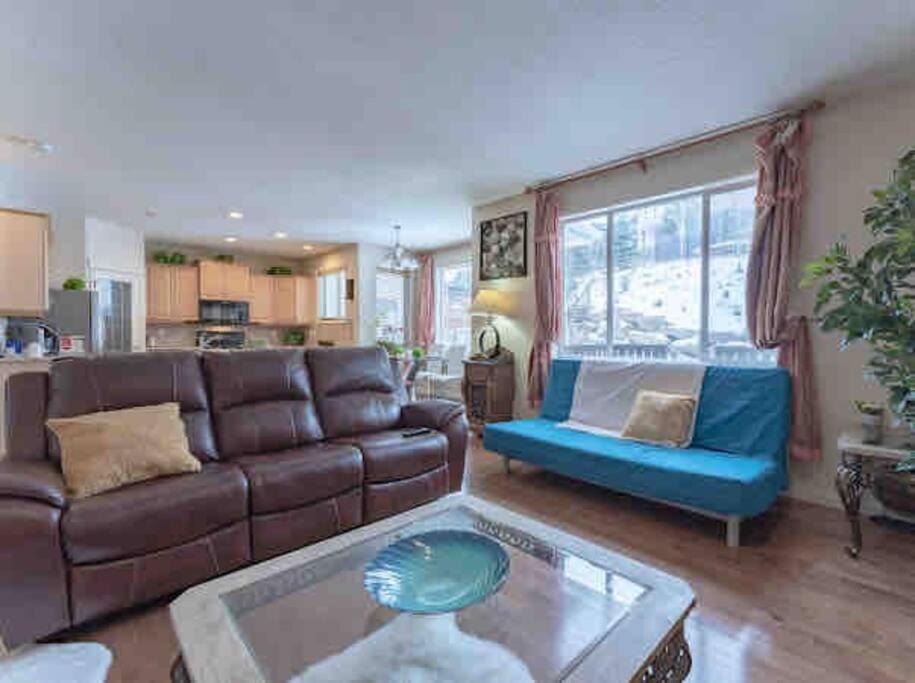 2500 Sq House In Springbank Hill Bl 261818 Villa YYC Exteriör bild