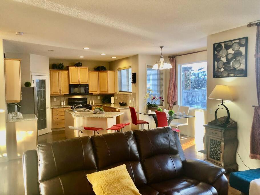 2500 Sq House In Springbank Hill Bl 261818 Villa YYC Exteriör bild