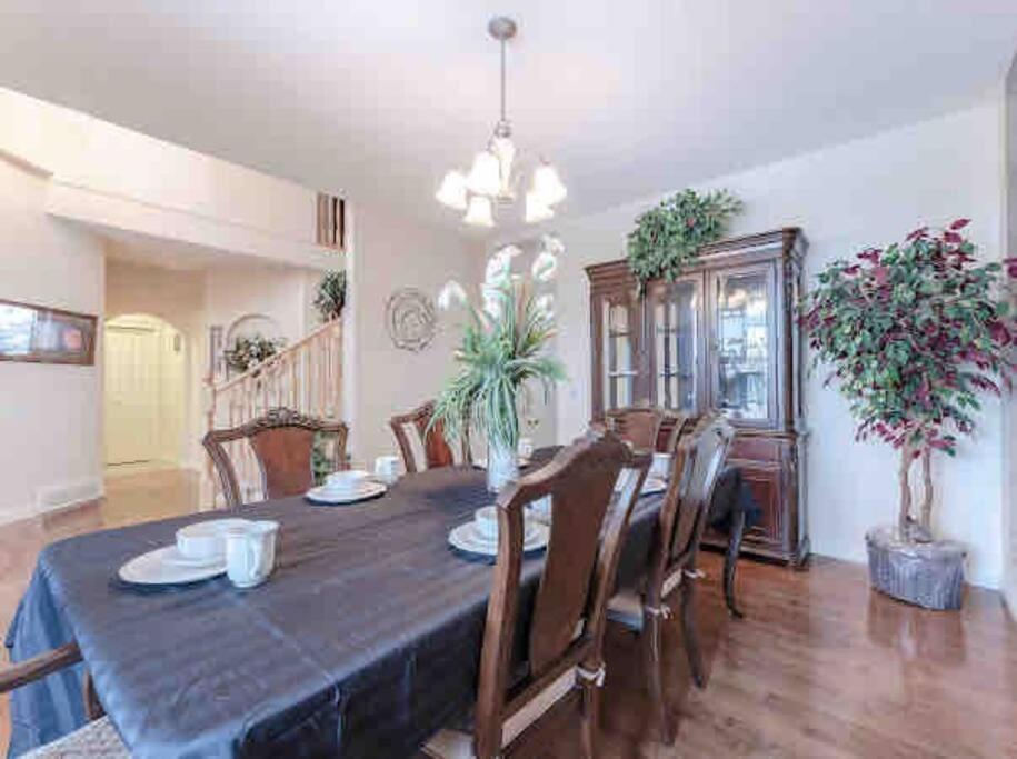 2500 Sq House In Springbank Hill Bl 261818 Villa YYC Exteriör bild
