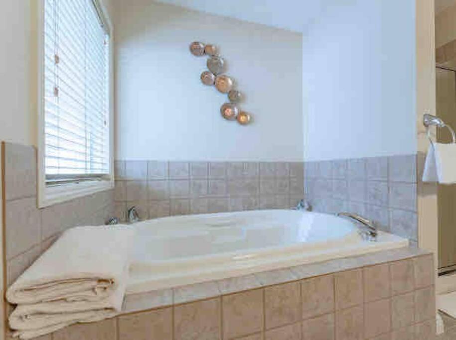 2500 Sq House In Springbank Hill Bl 261818 Villa YYC Exteriör bild