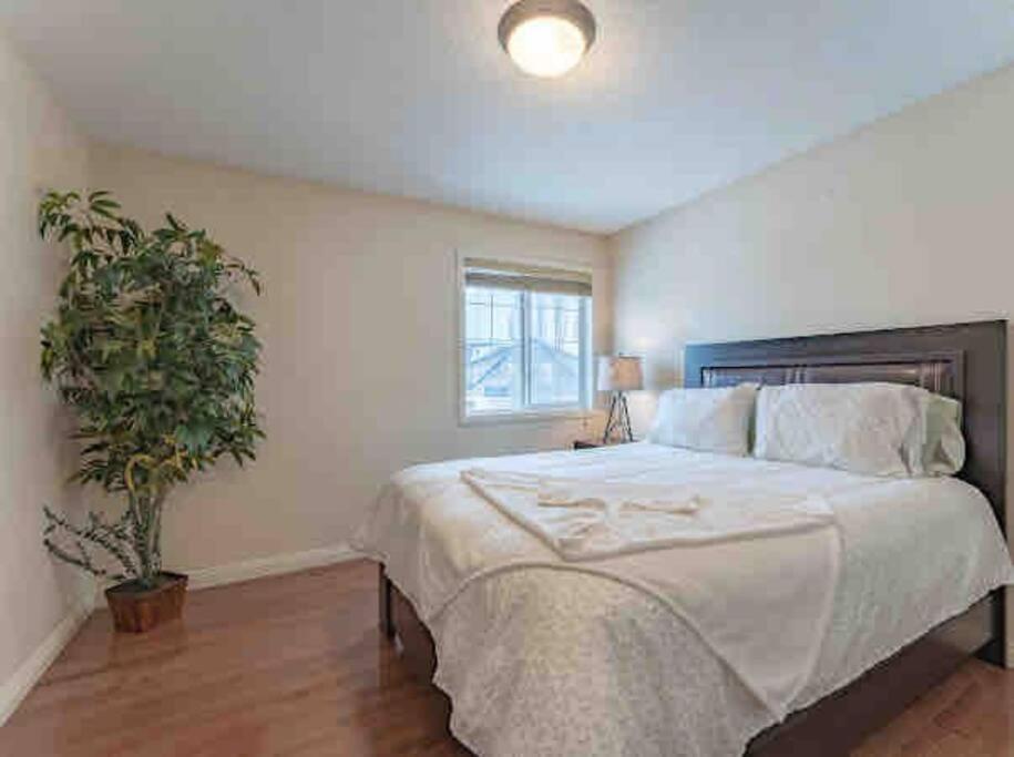 2500 Sq House In Springbank Hill Bl 261818 Villa YYC Exteriör bild
