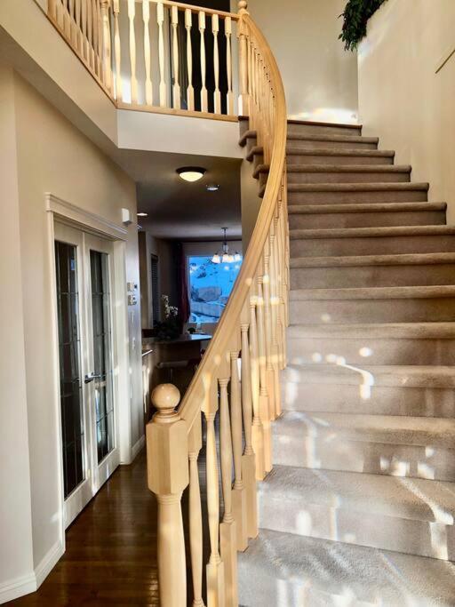 2500 Sq House In Springbank Hill Bl 261818 Villa YYC Exteriör bild